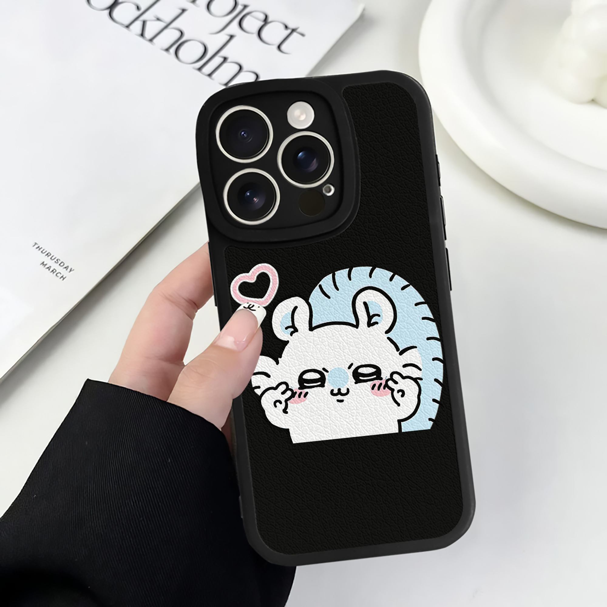 （画像用） ちいかわ モモンガ Chii-kawa Momonga 【iPhone 16シリーズ対応】シリコンスマホケース（レザー調） 材質：シリコン